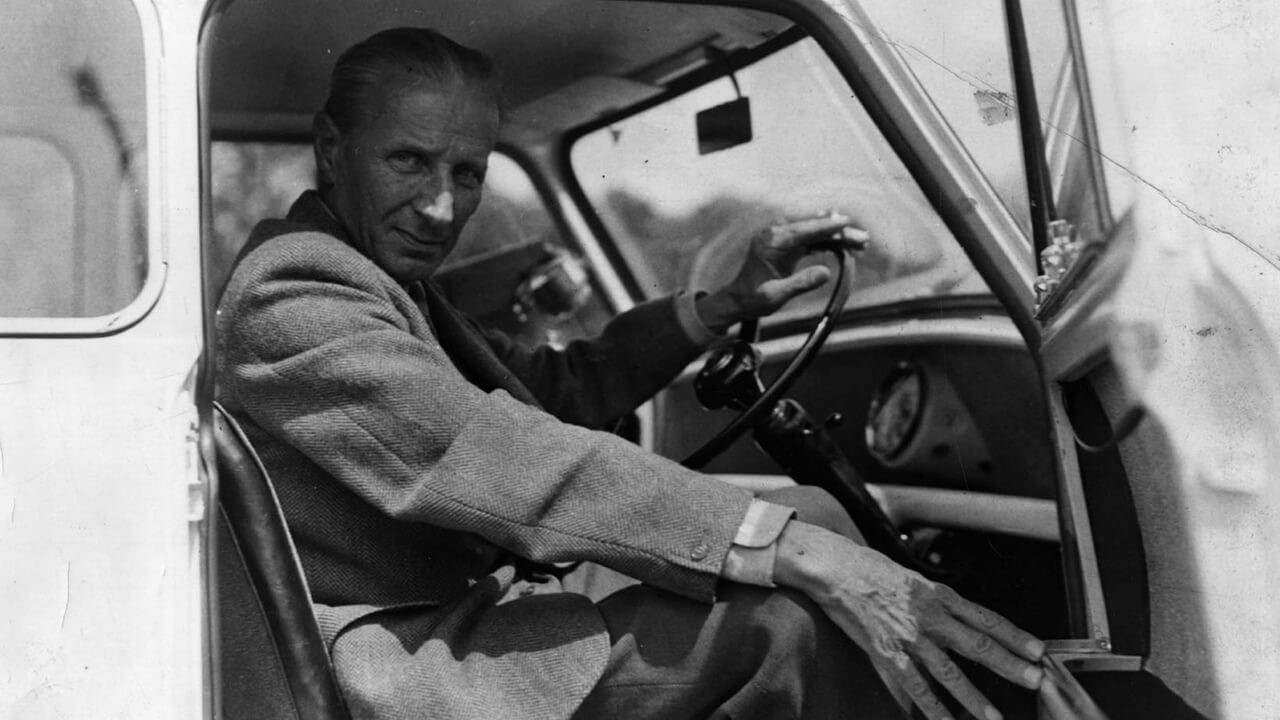 SİMGE HALİNE GELMİŞ BİR OTOMOBİLİN YARATICISI: ALEC ISSIGONIS. SİMGE HALİNE GELMİŞ BİR OTOMOBİLİN YARATICISI: ALEC ISSIGONIS.